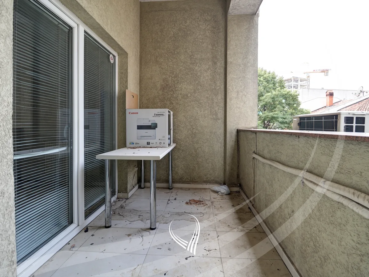 Zyre me 2 dhoma pune me qira në lagjen Kalabria – Emshir