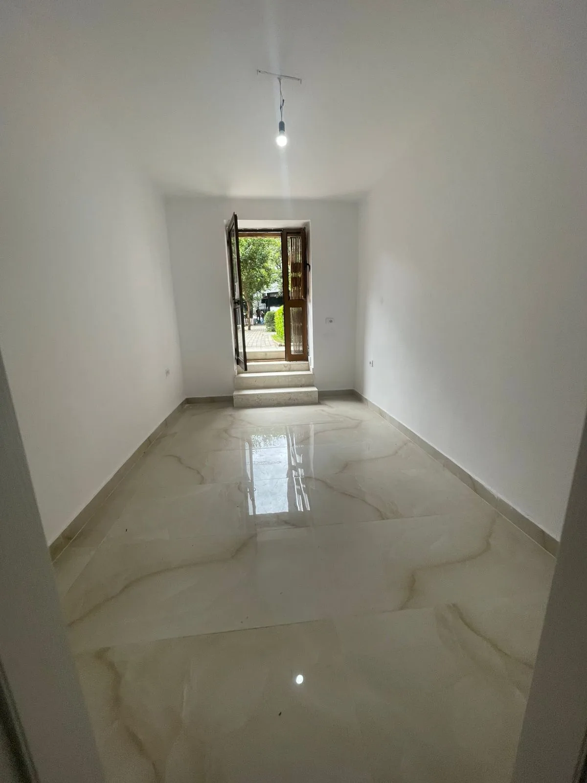 Dyqan Me Qera Tek Myslm Shyri (ID BD21707) Tirane
