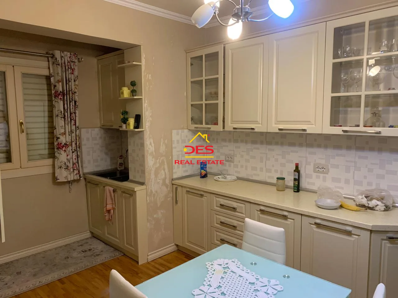 Jepet me qira super apartament 2+1 në qendër të qytetit, elbasan.