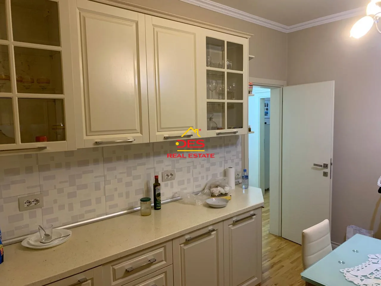 Jepet me qira super apartament 2+1 në qendër të qytetit, elbasan.