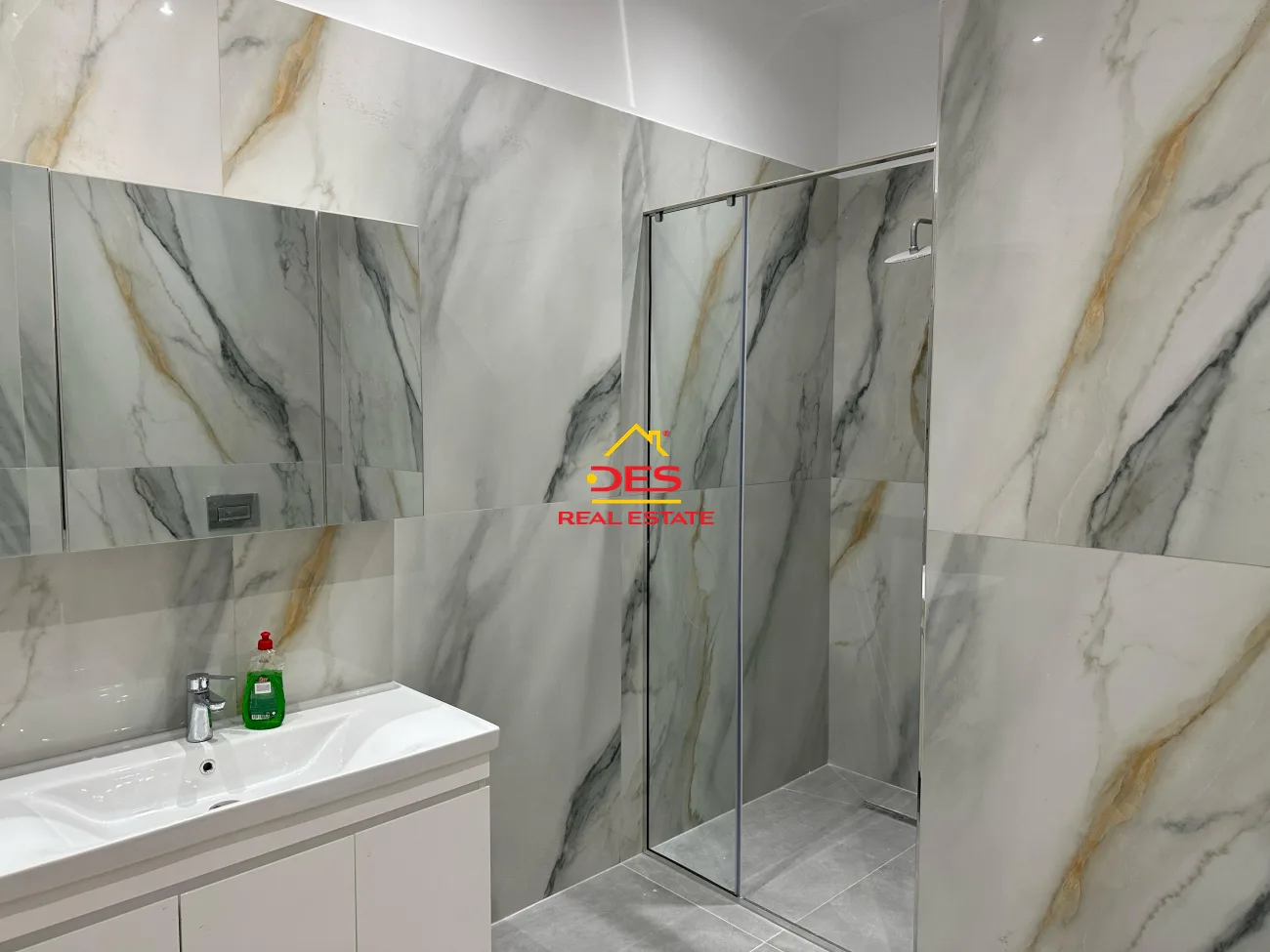 Shitet apartament 2+1 në lungomare ,vlorë