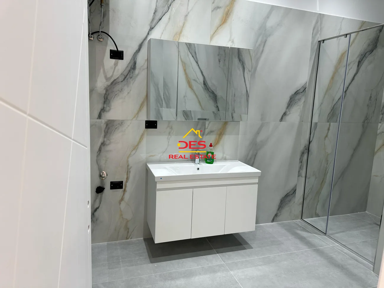 Shitet apartament 2+1 në lungomare ,vlorë