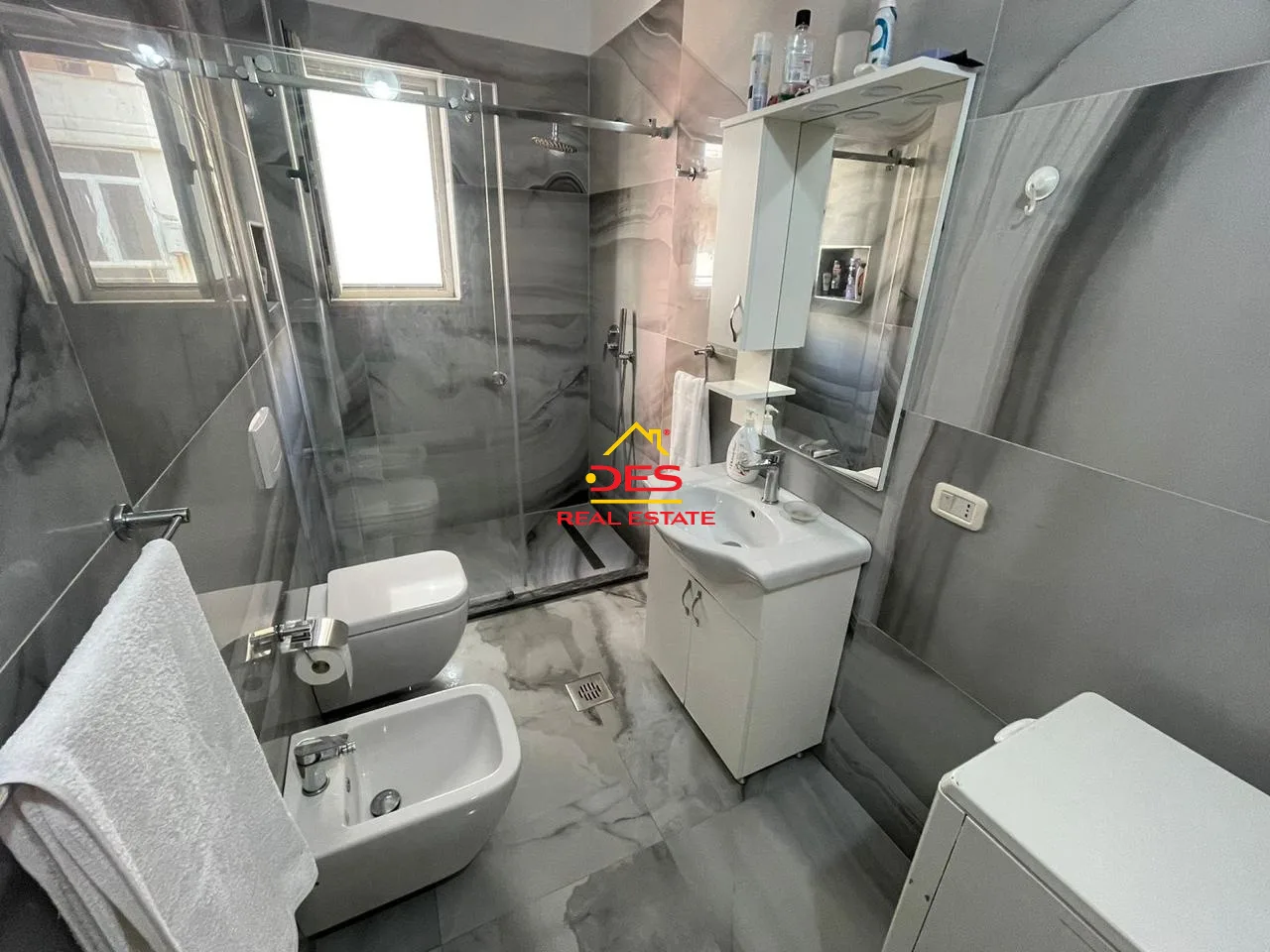 JEPET ME QIRA APARTAMENT 2+1 NË LUNGOMARE ,VLORË. 📍 Pranë Restorant Primo Gusto