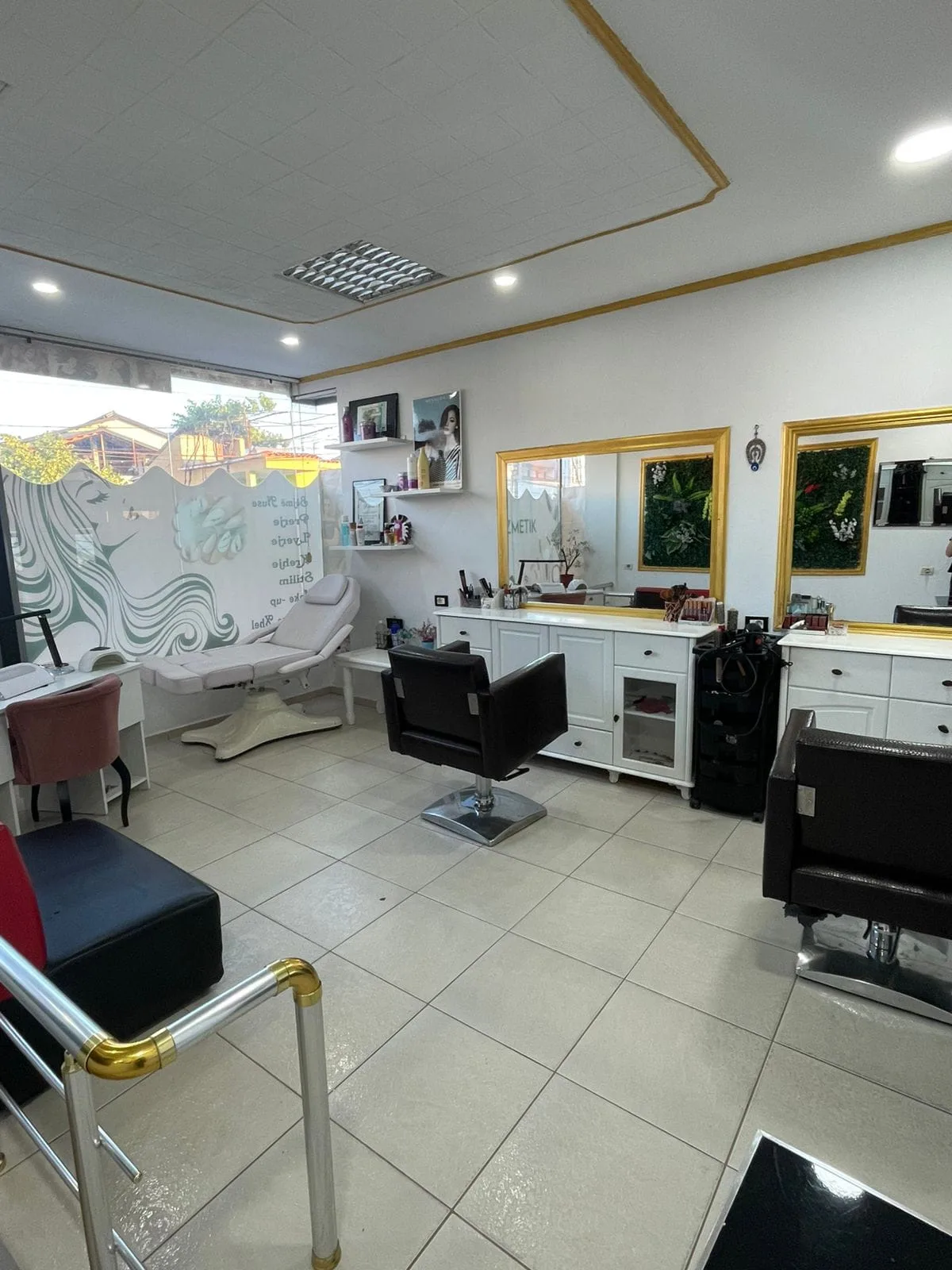 Parukeri Me Qera Ne Kamez (ID BD21715) Tirane