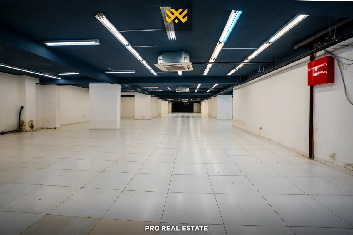Lokal 800m² me #QIRA në Tophane