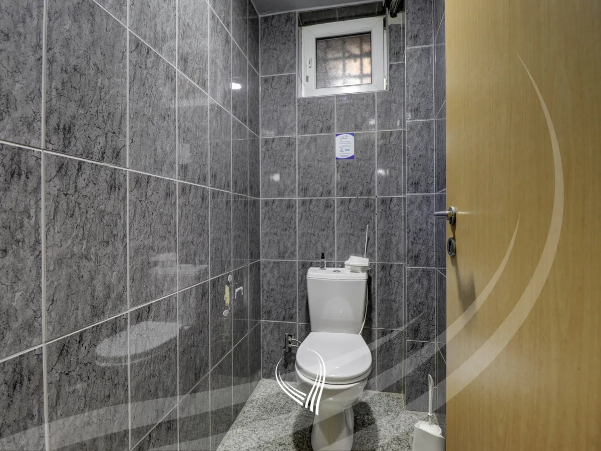 Objekt afarist 1,000m2 me qira në lagjen Dodona