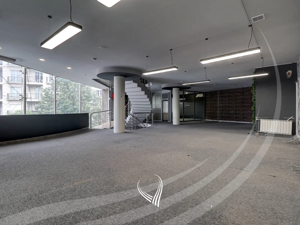 Objekt afarist 1,000m2 me qira në lagjen Dodona