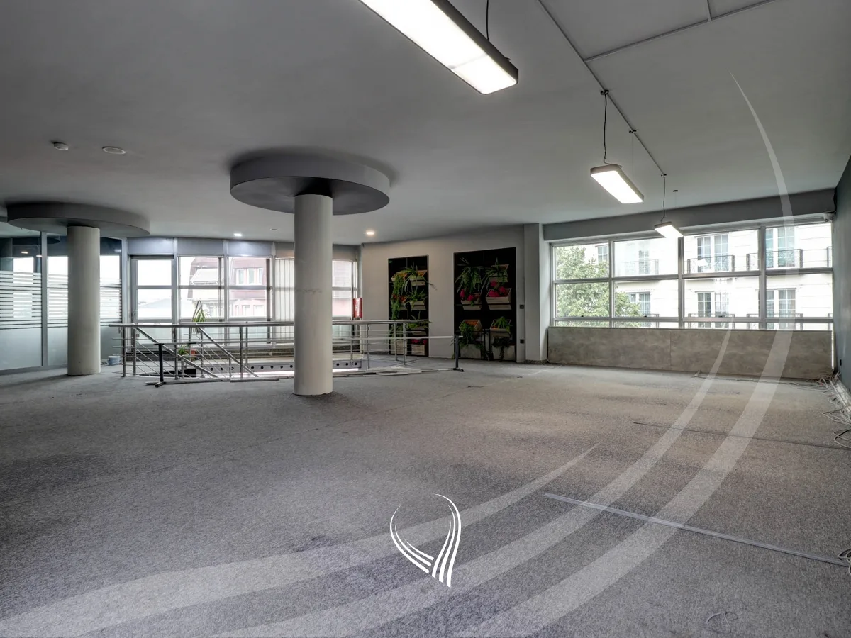 Objekt afarist 1,000m2 me qira në lagjen Dodona