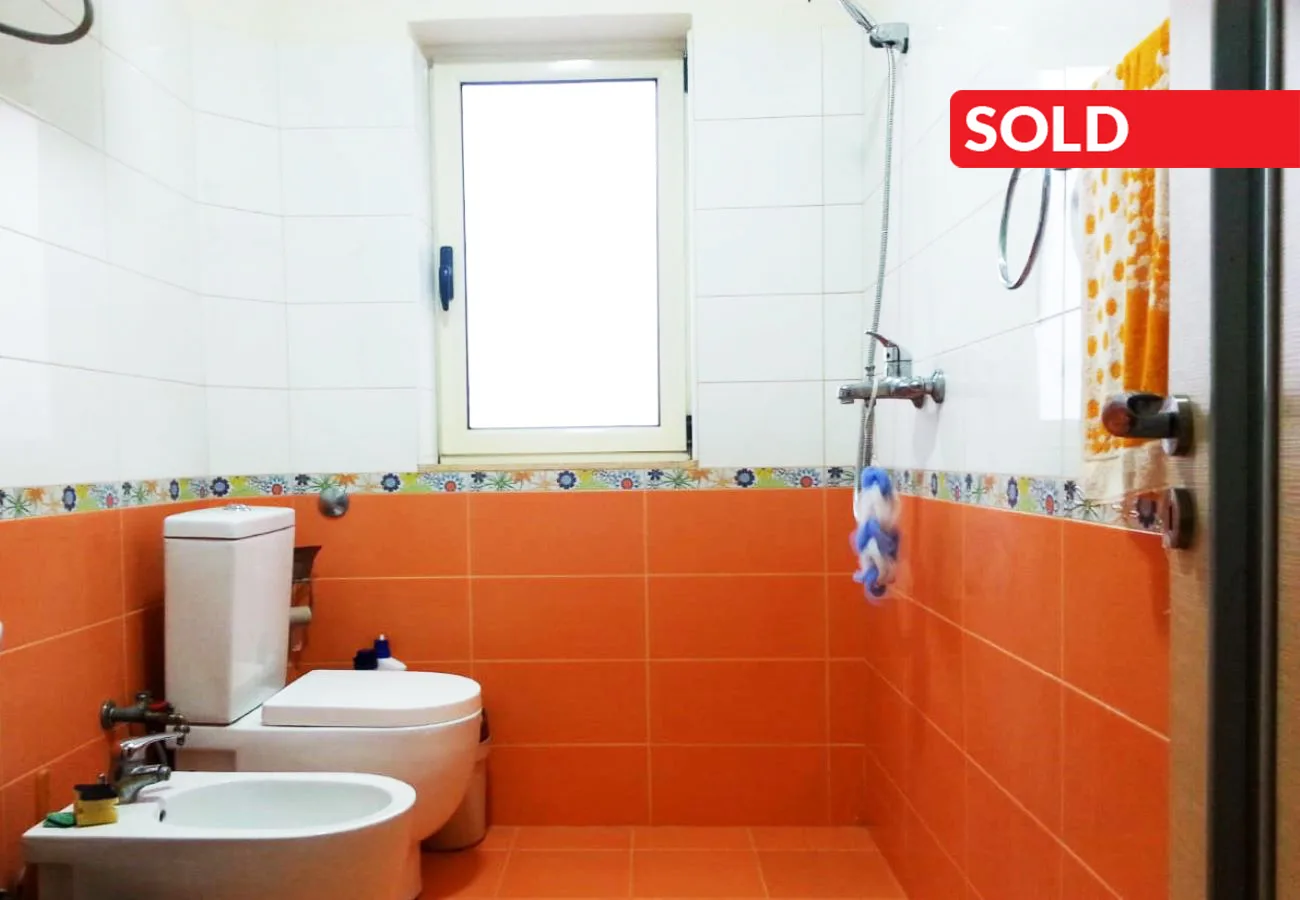 Shitet apartament 1+1 në lagjen “15 tetori”, fier.