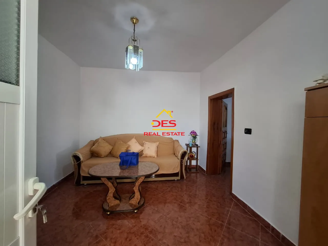 Shitet ose jepet me qira shtëpi private në çole, vlorë.