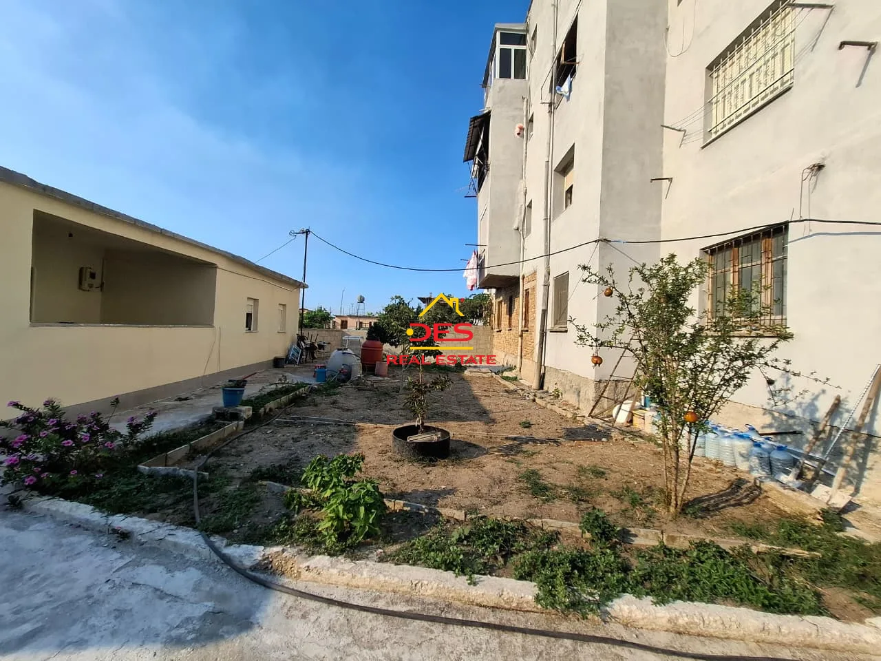 Shitet ose jepet me qira shtëpi private në çole, vlorë.