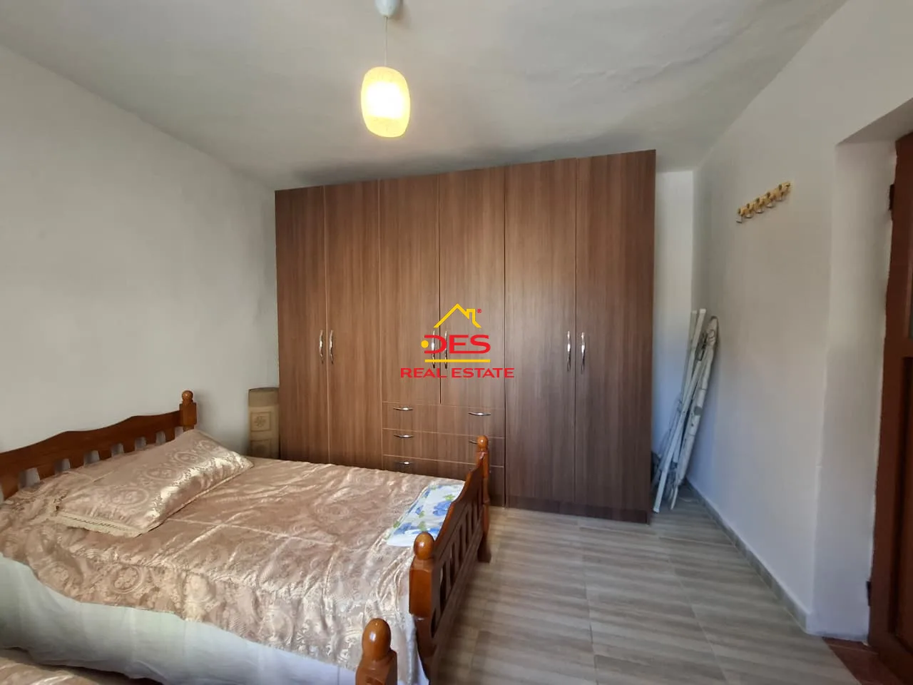 Shitet ose jepet me qira shtëpi private në çole, vlorë.
