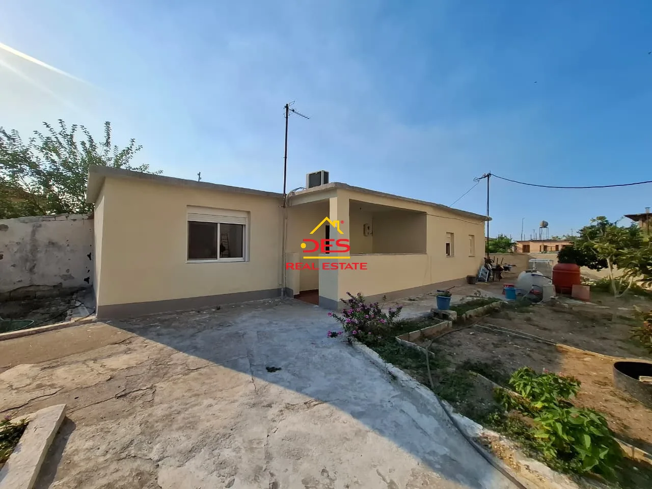 Shitet ose jepet me qira shtëpi private në çole, vlorë.