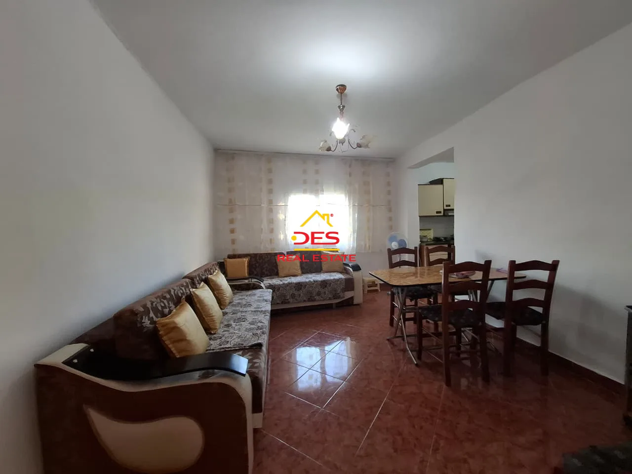 Shitet ose jepet me qira shtëpi private në çole, vlorë.
