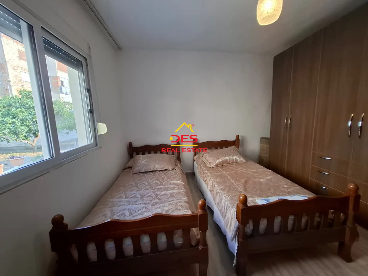 Shitet ose jepet me qira shtëpi private në çole, vlorë.