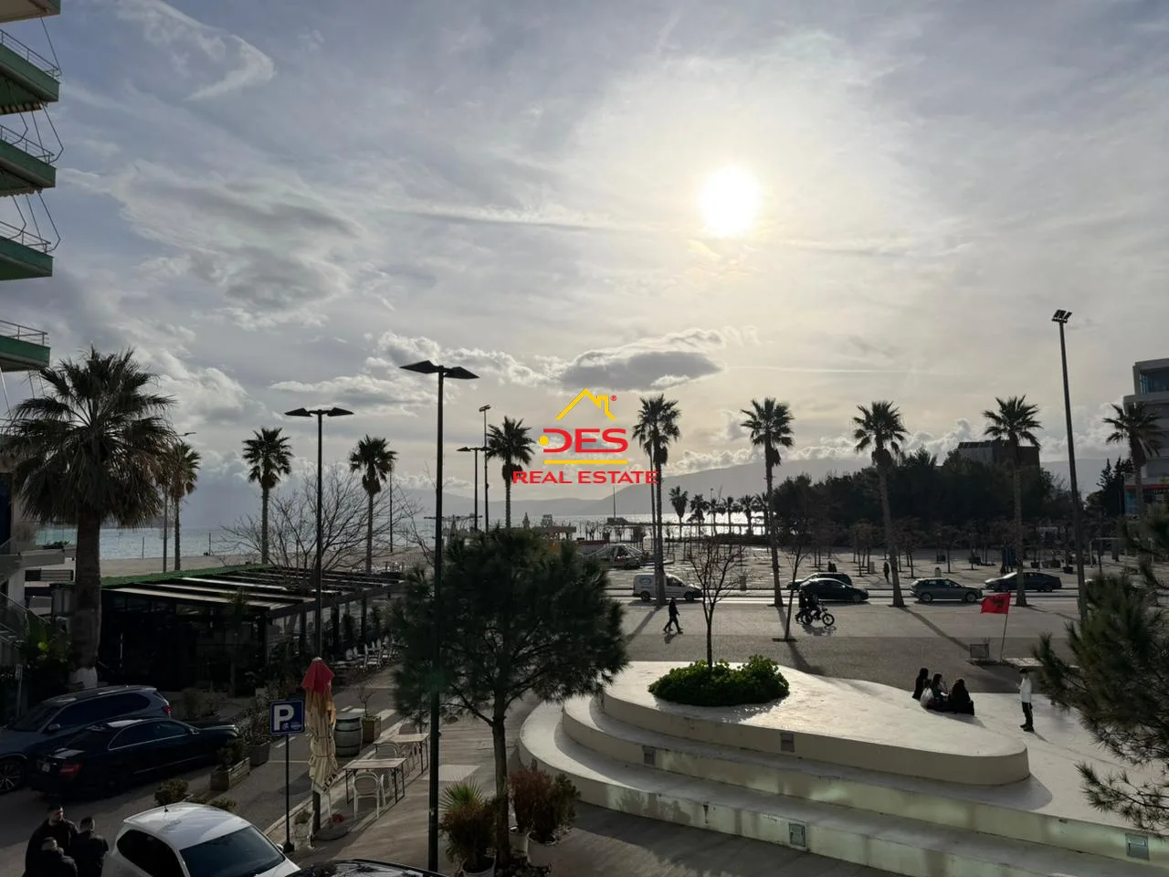 Jepet me qira ambient biznesi në fillim të lungomares, vlorë. 🌊