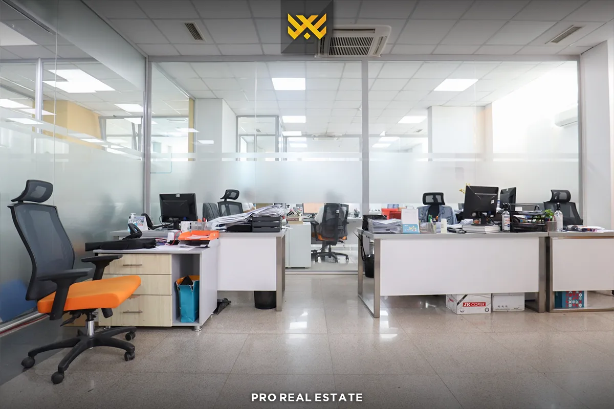 Lokal 940m² me QIRA në Pejton