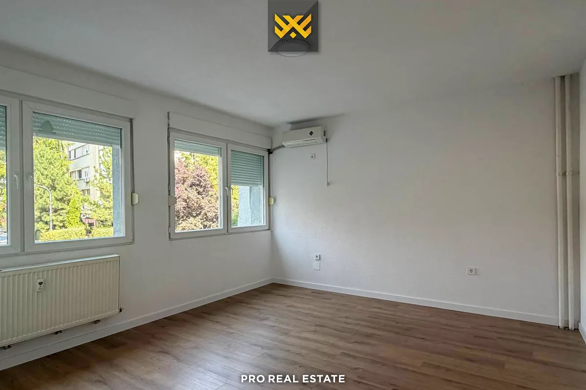 Zyrë 95m² Bruto me #QIRA në Qendër
