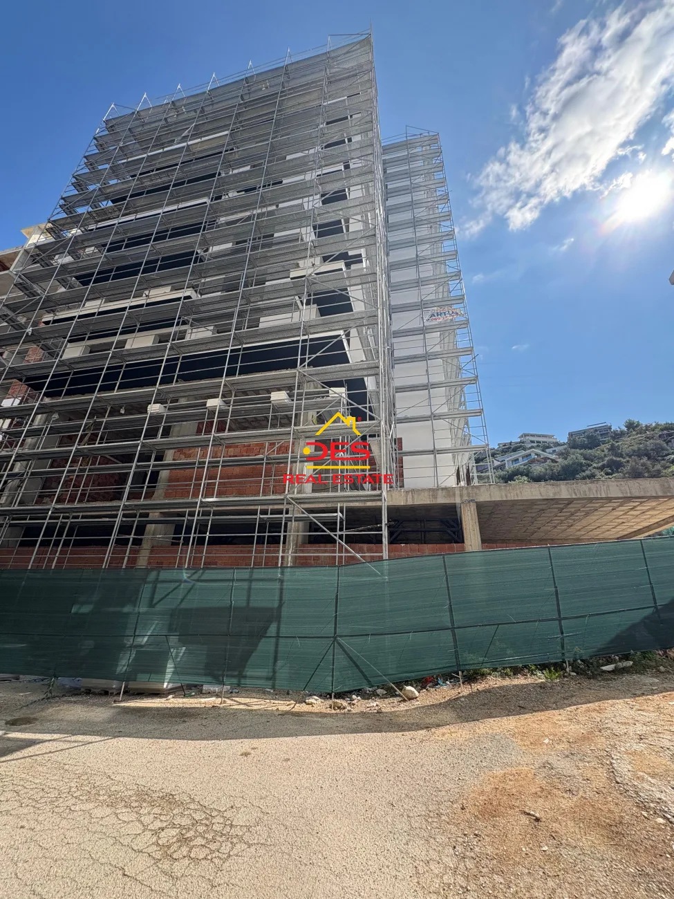 SHITET APARTAMENT 2+1 PRANË HOTEL MIRAMARE – UJË I FTOHTË, VLORË 🌊 🏗 Në fazë ndërtimi