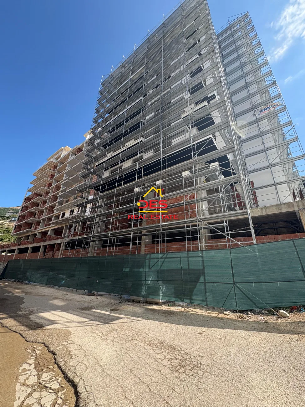 SHITET APARTAMENT 2+1 PRANË HOTEL MIRAMARE – UJË I FTOHTË, VLORË 🌊 🏗 Në fazë ndërtimi
