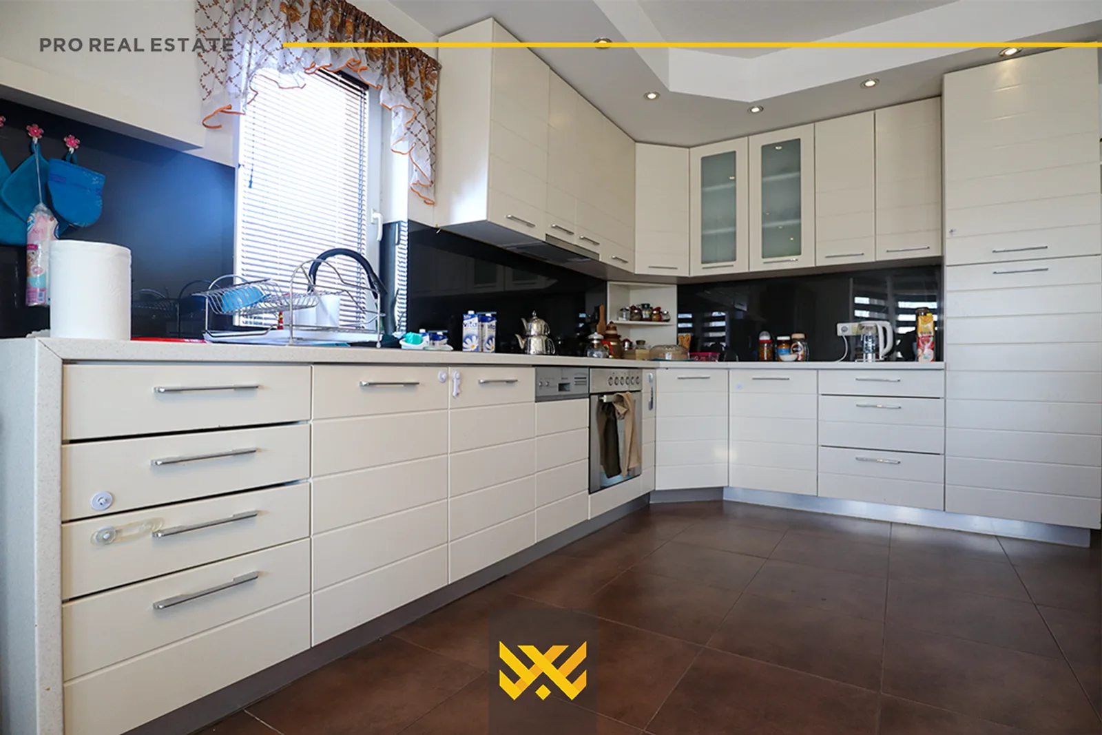 Shtëpi 400m² me #QIRA te Përroi i Njelmët.