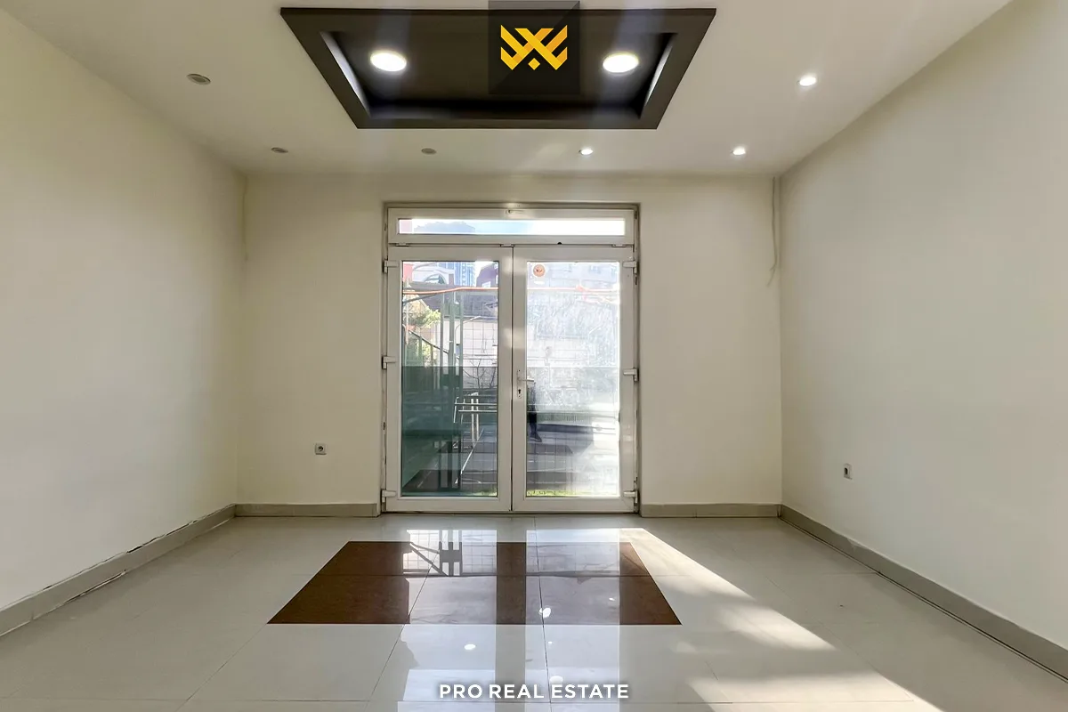 Banesë / Zyrë 65m² me #QIRA në Pejton