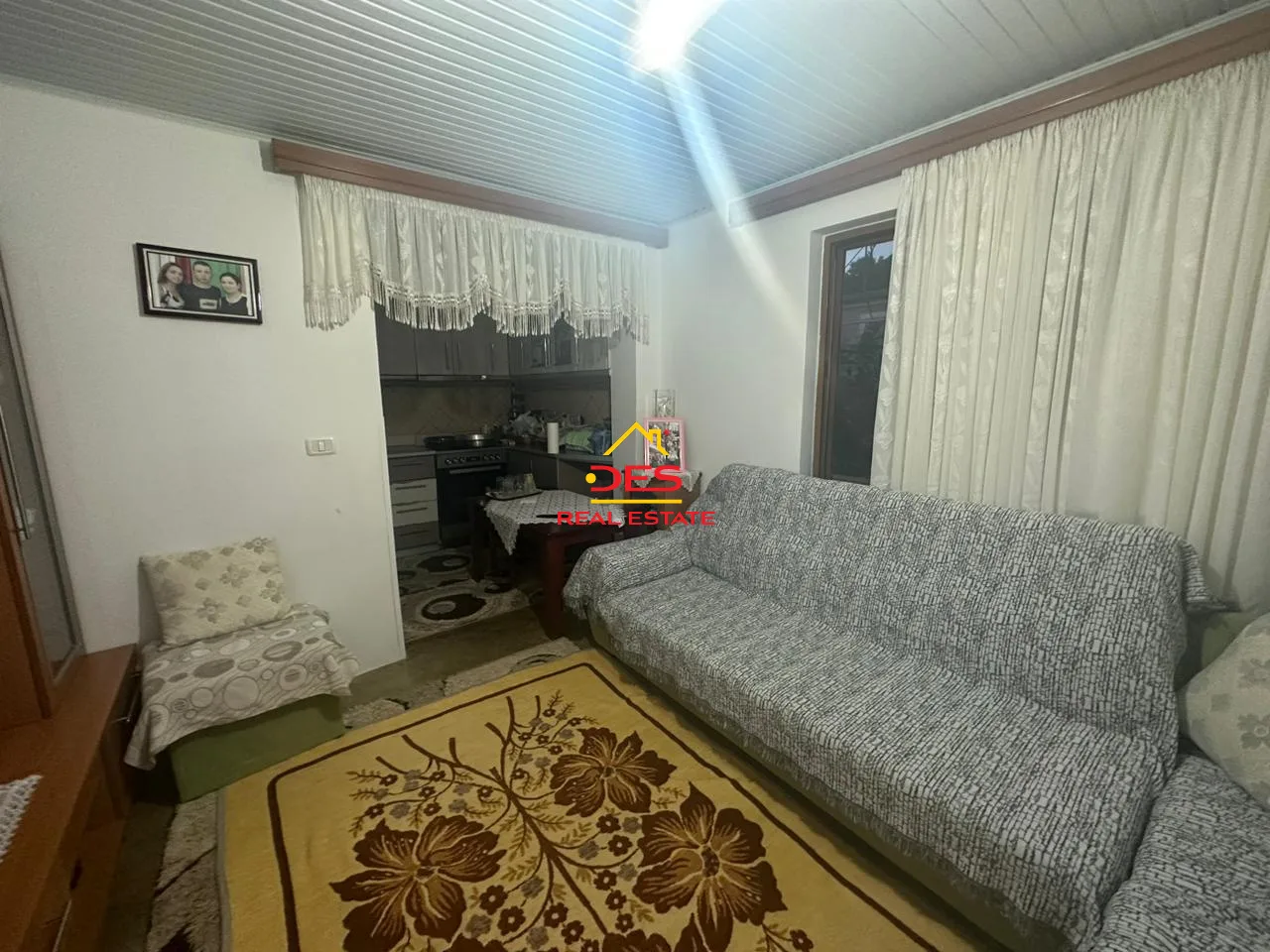 Shitet shtepi private + ambient biznesi ne delvine ,rusan