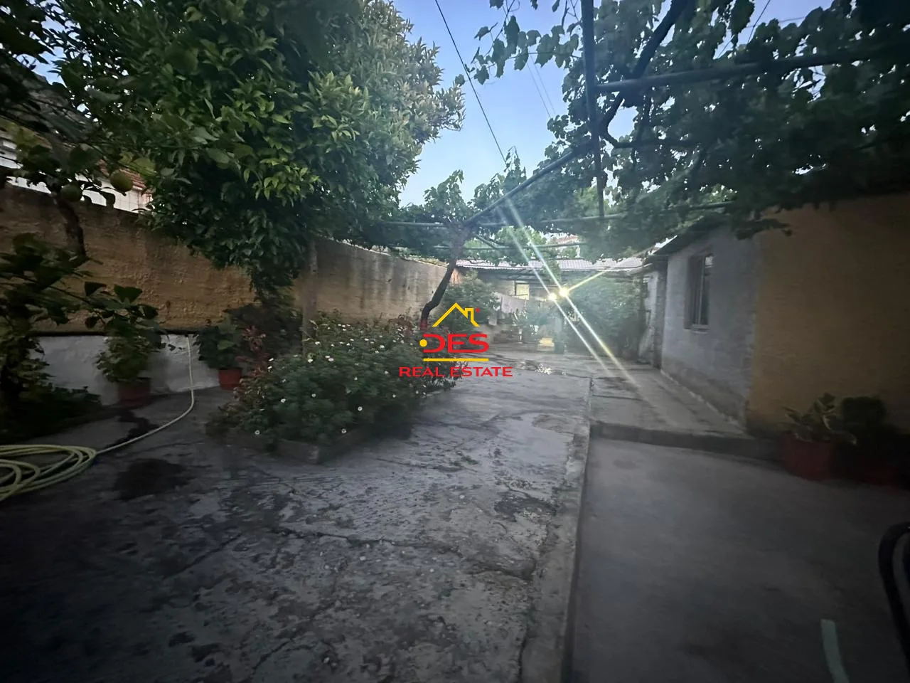 Shitet shtepi private + ambient biznesi ne delvine ,rusan
