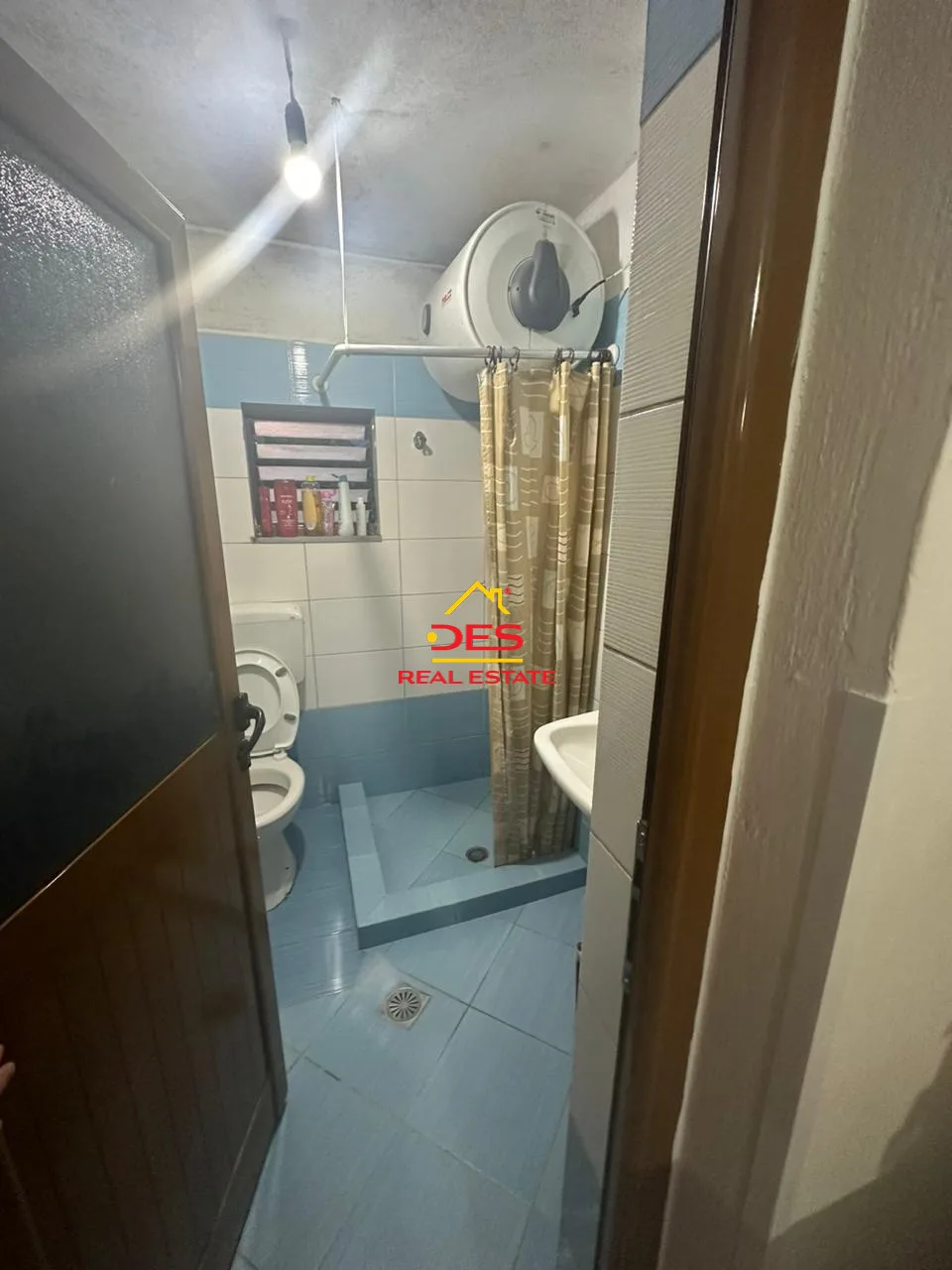 Shitet shtepi private + ambient biznesi ne delvine ,rusan
