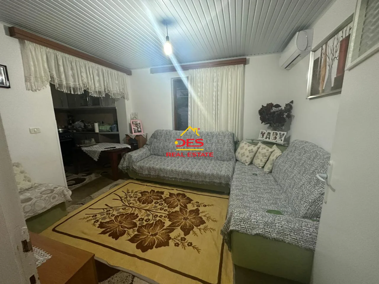 Shitet shtepi private + ambient biznesi ne delvine ,rusan