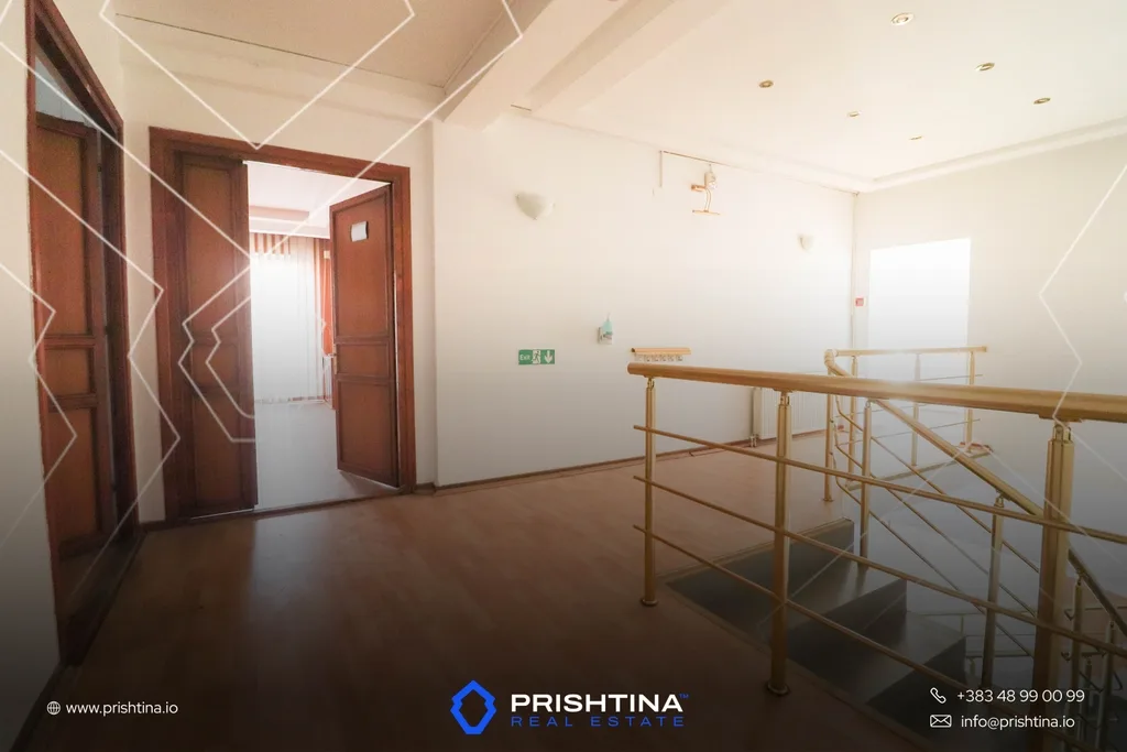 Shtëpi me qira 320m² në Pejton