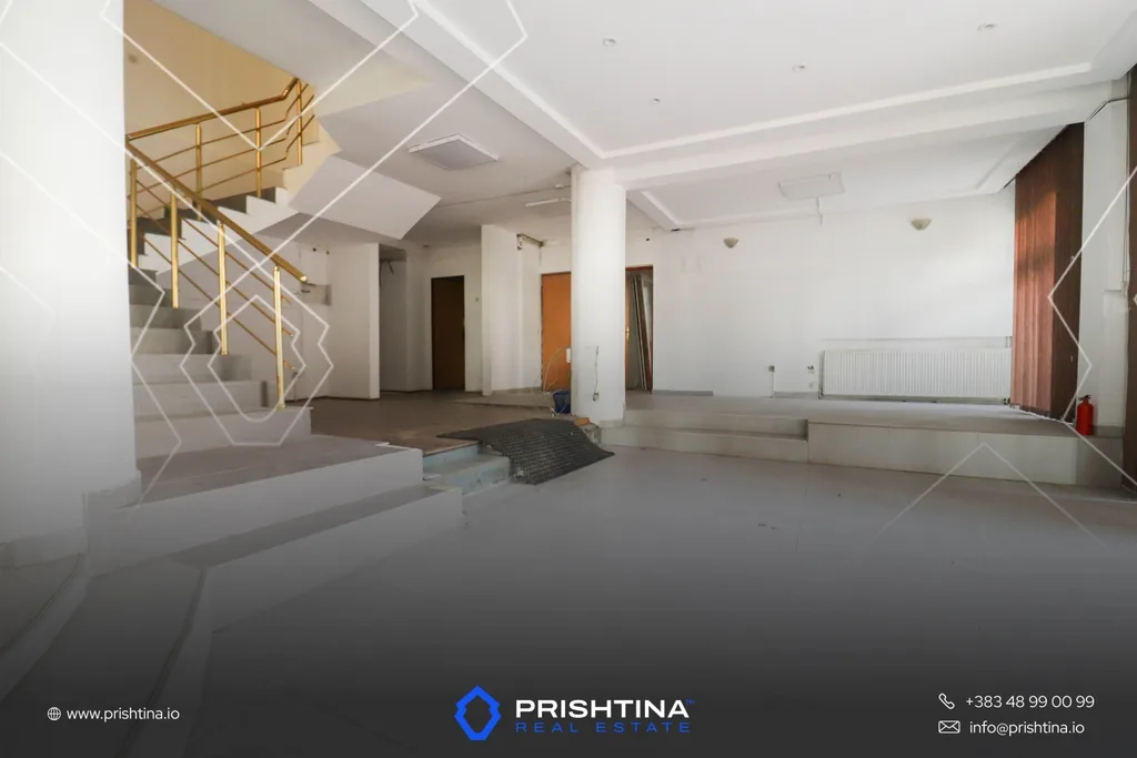 Shtëpi me qira 320m² në Pejton