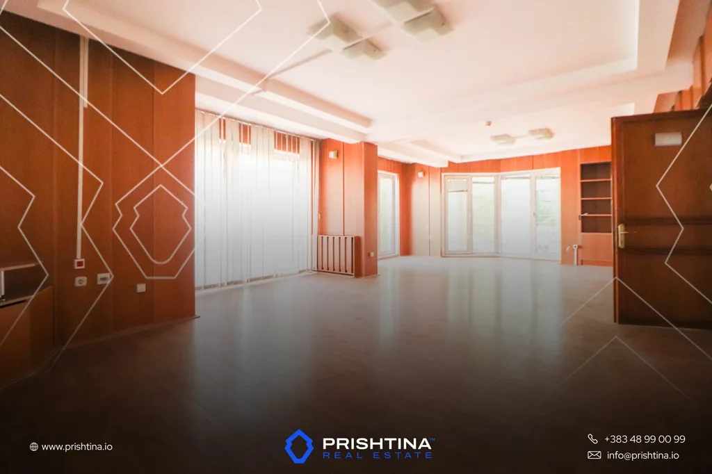 Shtëpi me qira 320m² në Pejton