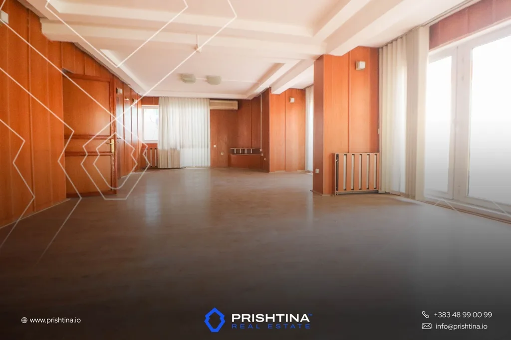 Shtëpi me qira 320m² në Pejton