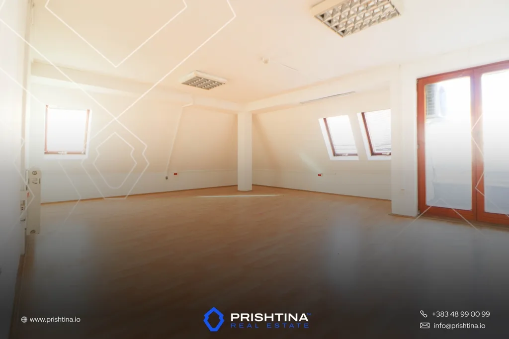 Shtëpi me qira 320m² në Pejton
