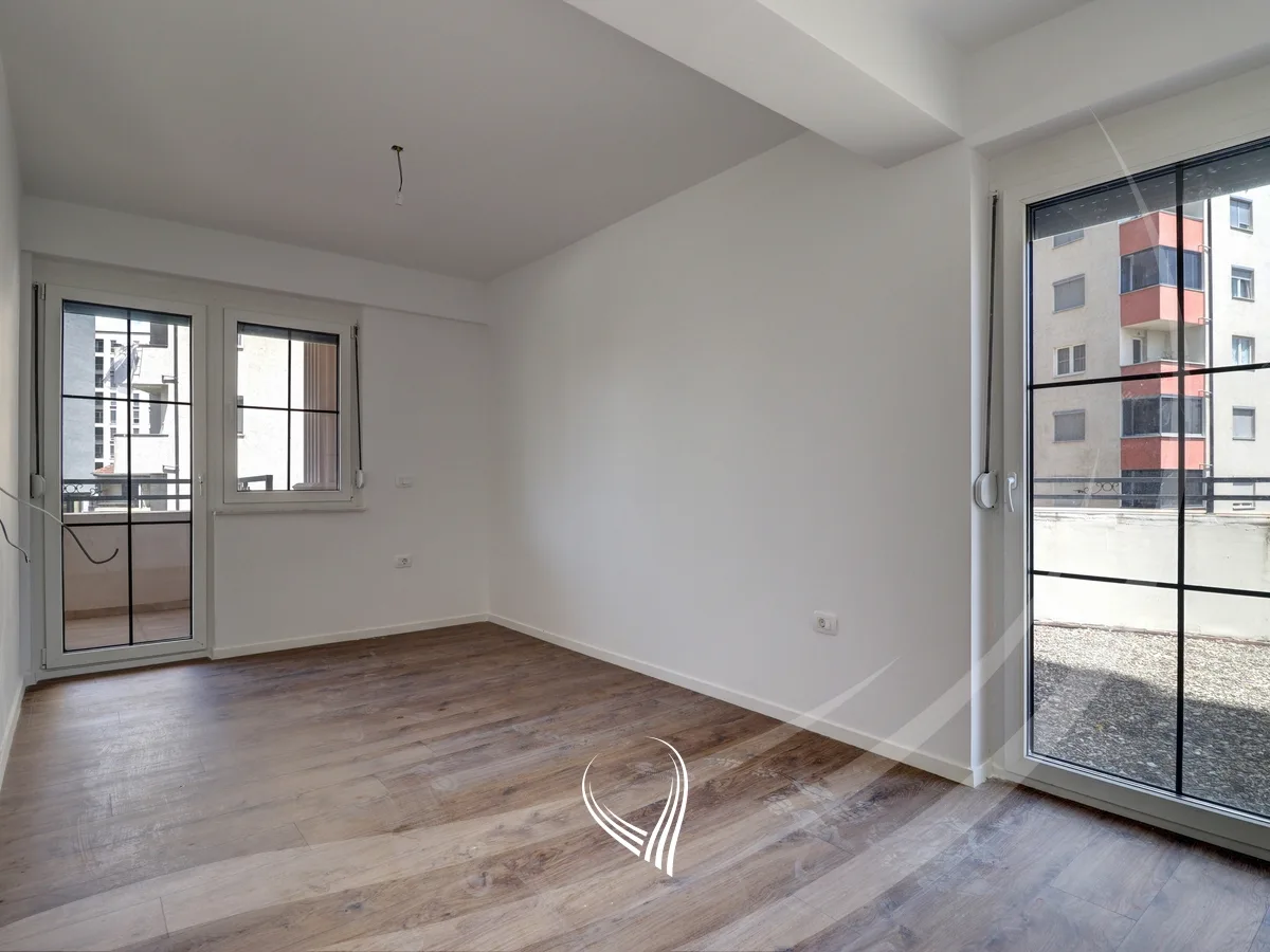 Zyre 133m2 + 58m2 terasë me qira në lagjen Tophane – Orhidea
