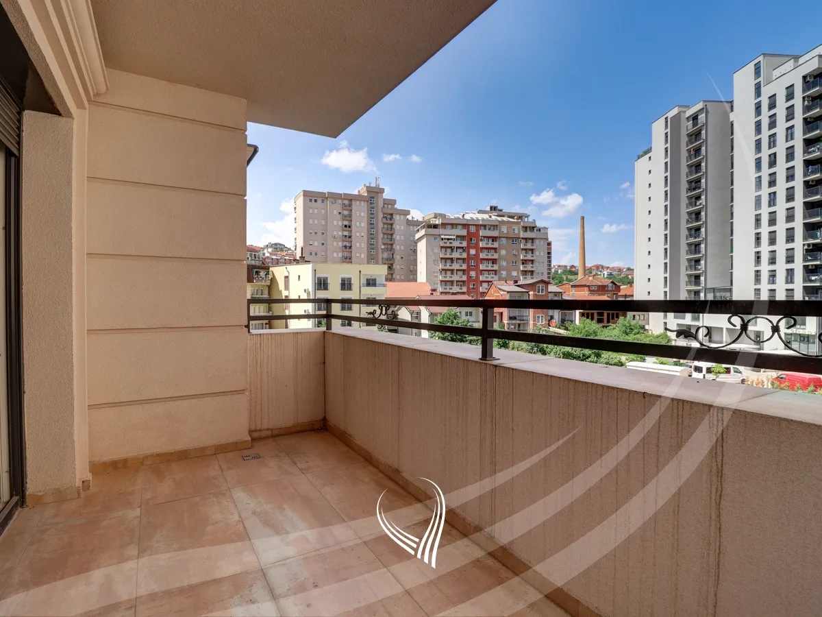 Zyre 133m2 + 58m2 terasë me qira në lagjen Tophane – Orhidea