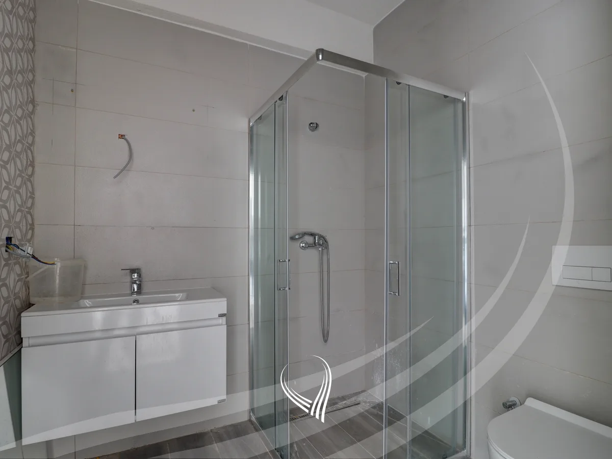 Zyre 133m2 + 58m2 terasë me qira në lagjen Tophane – Orhidea