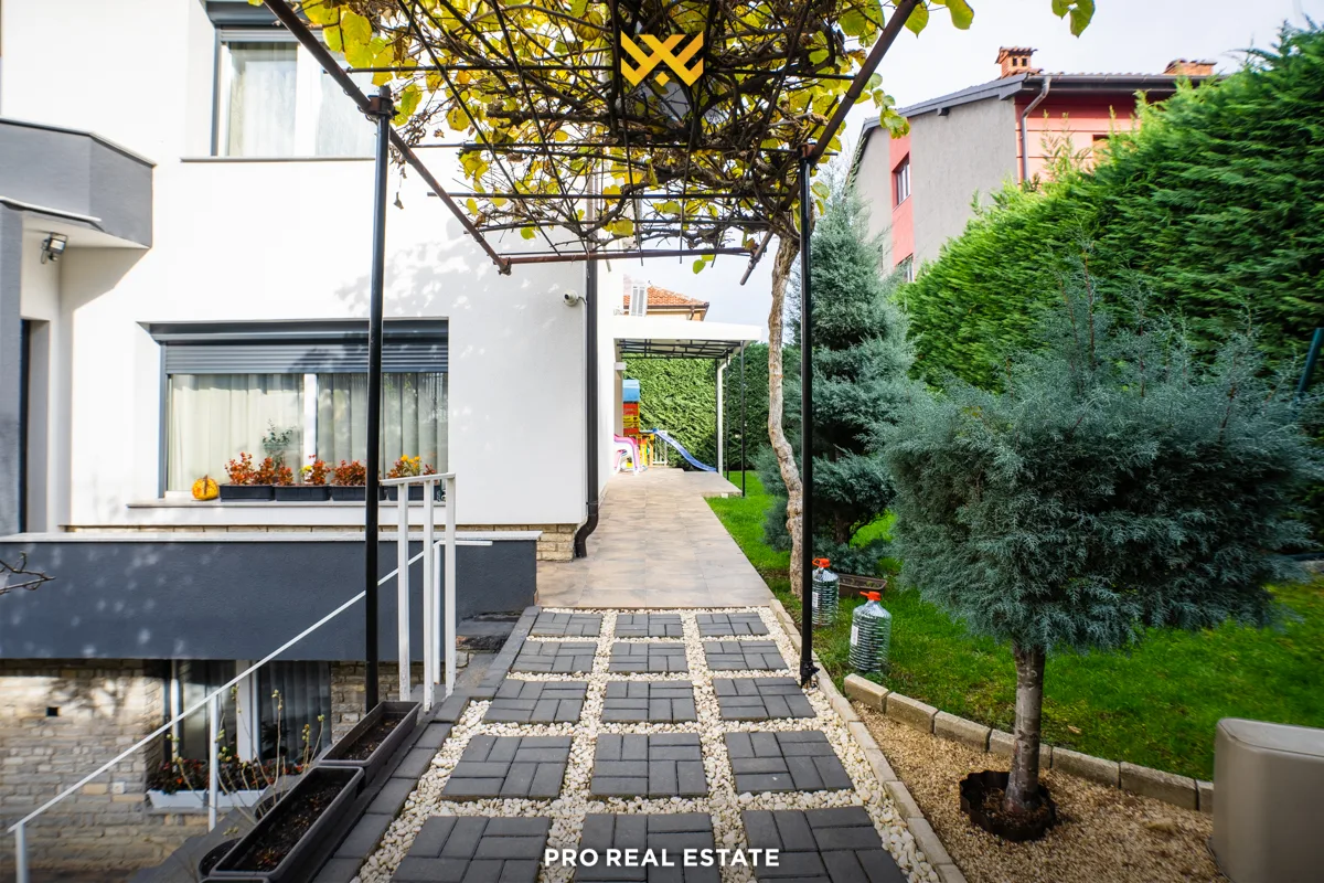 Shtëpi 300m² për #SHITJE në Velani