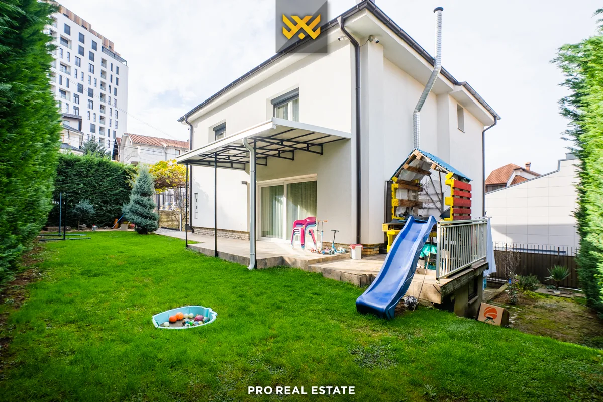 Shtëpi 300m² për #SHITJE në Velani
