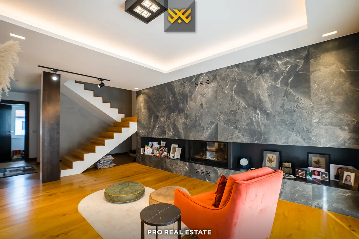 Shtëpi 300m² për #SHITJE në Velani
