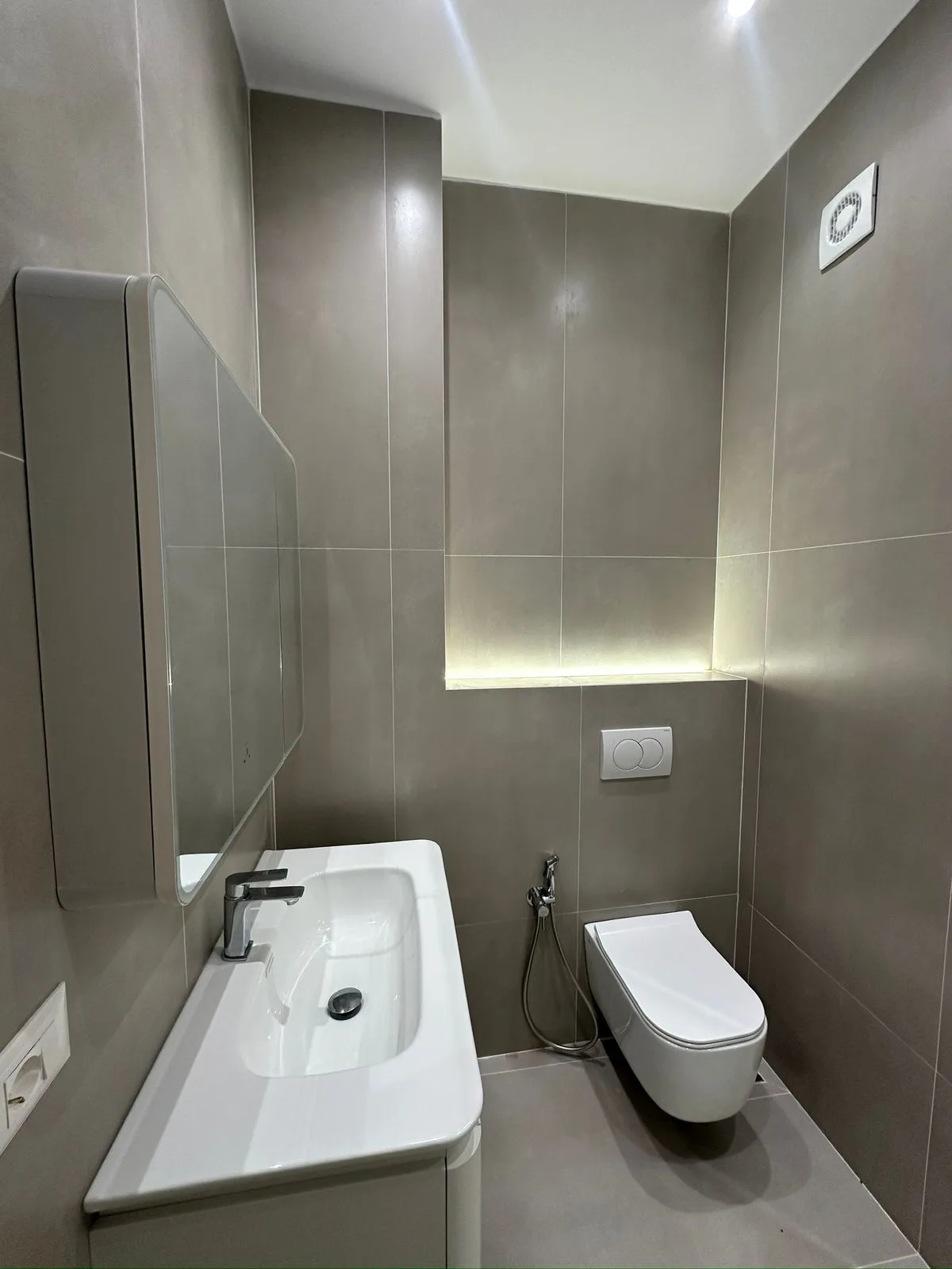 Zyre me Qera 1+1 tek Stacioni i Trenit (ID BZ2668) Tirane