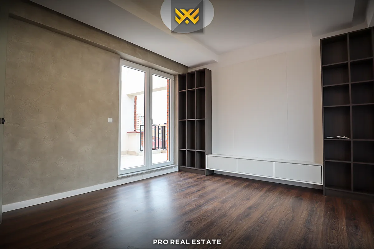 Banesë / Penthouse 130m² + 50m² për #SHITJE në Lagjen e Muhaxherëve.