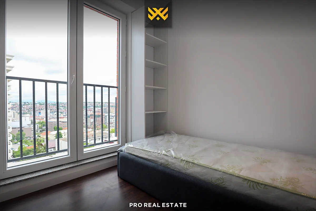 Banesë / Penthouse 130m² + 50m² për #SHITJE në Lagjen e Muhaxherëve.