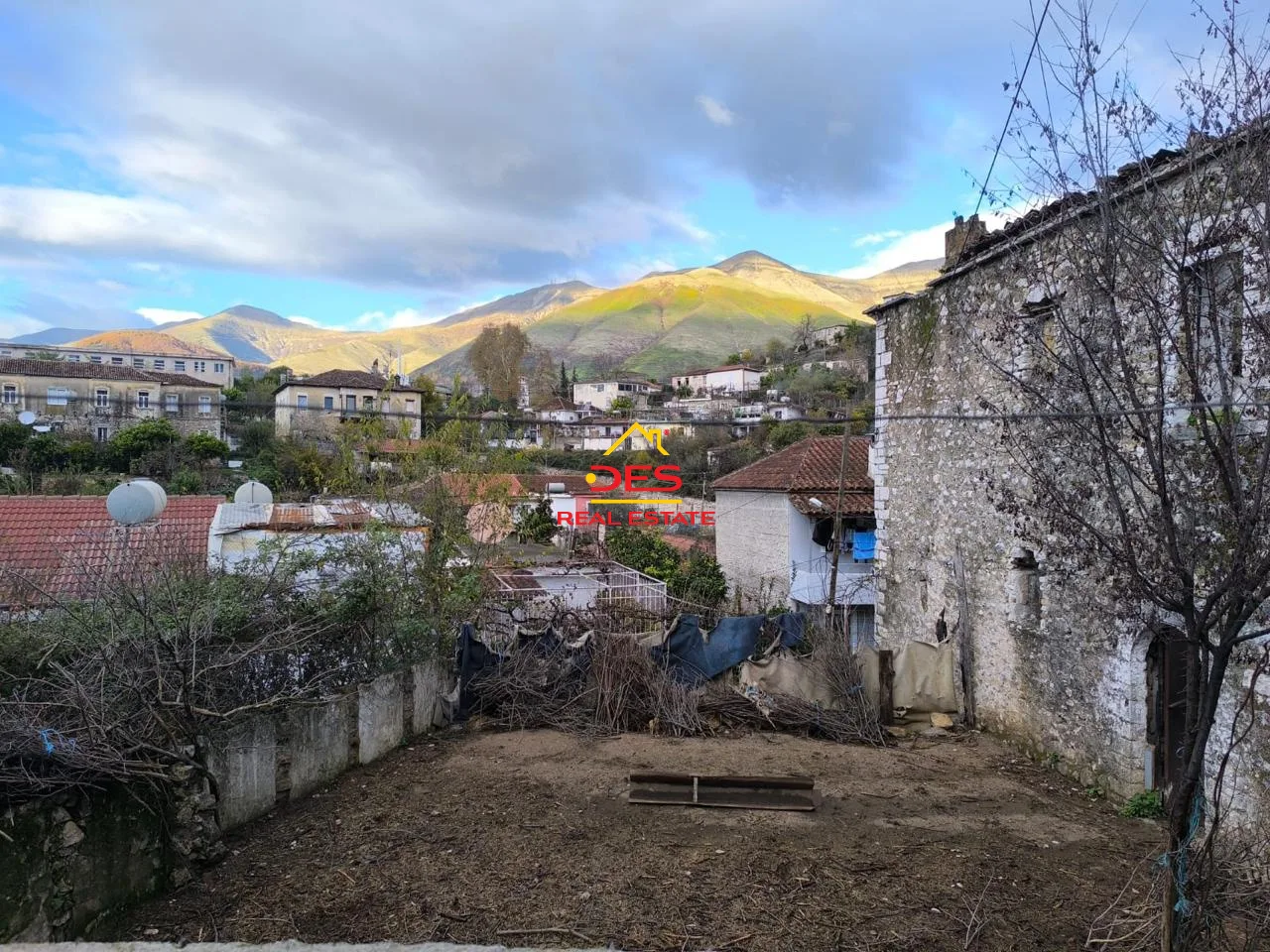 Shitet shtëpi private + toke truall ne delvine