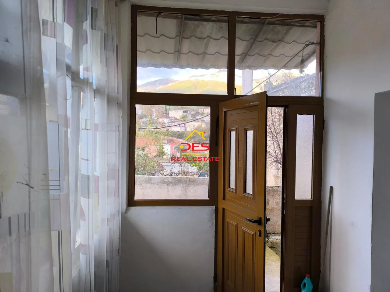 Shitet shtëpi private + toke truall ne delvine