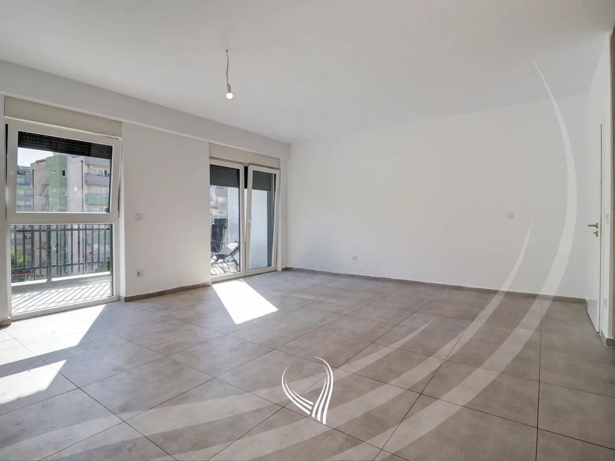 Zyre me 6 dhoma pune me qira në lagjen Mati 1 – Rruga C