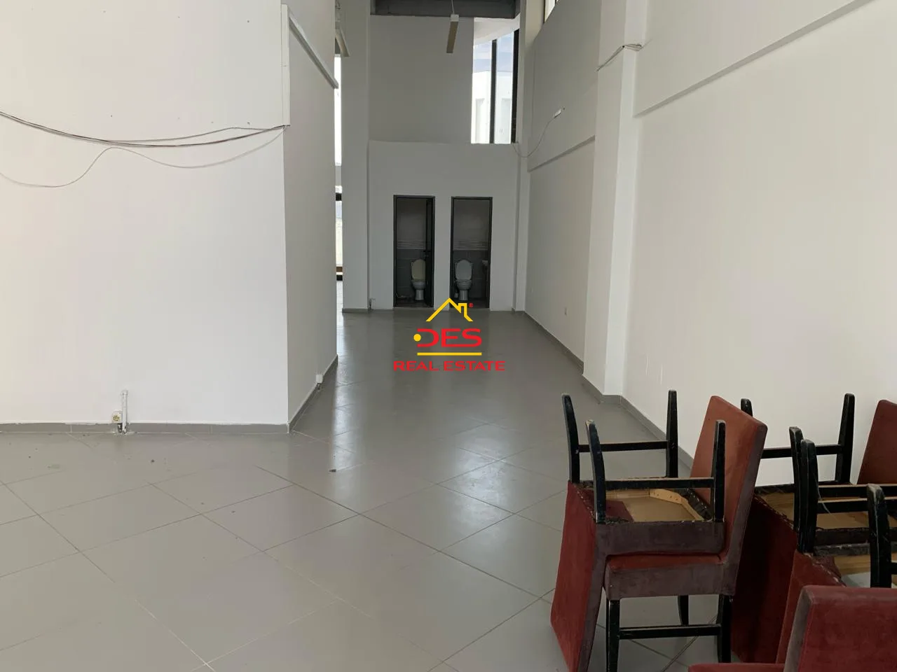 Shitet ambjent biznesi në qendër të qytetit, elbasan.