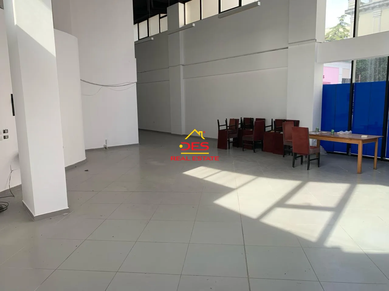 Shitet ambjent biznesi në qendër të qytetit, elbasan.