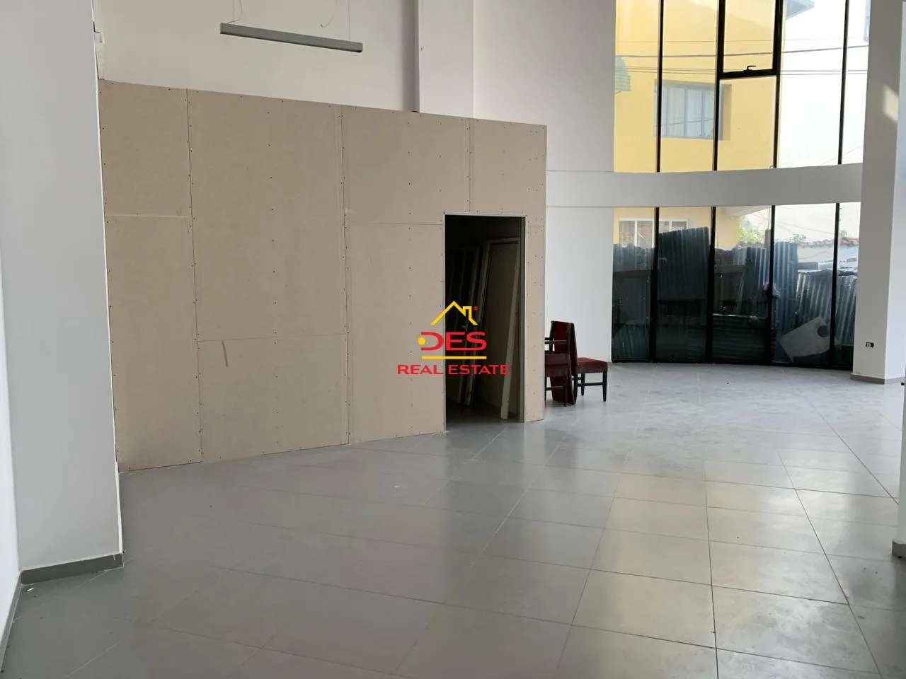 Shitet ambjent biznesi në qendër të qytetit, elbasan.